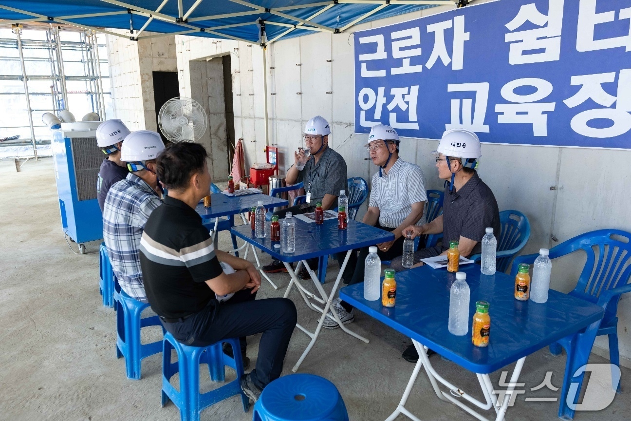 김중남 강릉시장이 1일 오후 강릉시 근로자종합복지관 신축 공사 현장을 찾아 여름철 폭염 대비 근로자 안전관리 실태와 공사 진행 상황을 점검하고 있다.(강릉시 제공, 재판매 및 DB금지)