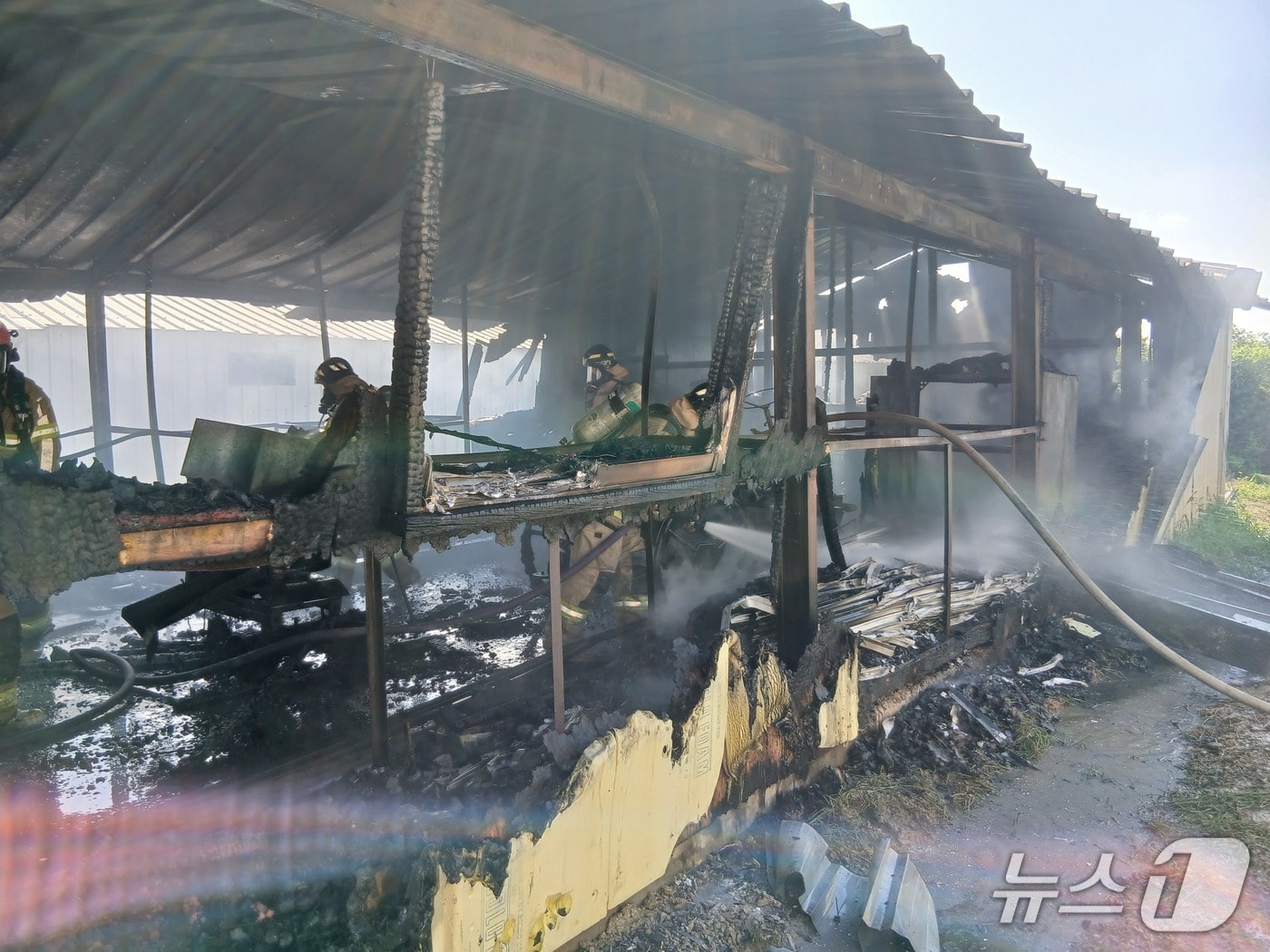 1일 오후 2시 59분께 전북 익산시 망성면의 한 양계장에서 불이 났다.(전북소방 제공. 재판매 및 DB금지)
