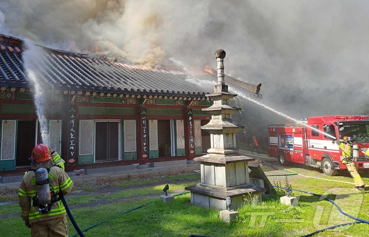 1일 오후 화재가 발생한 강원 동해 삼화사에서 소방당국이 진화 작업을 벌이고 있다.(동해소방서 제공, 재판매 및 DB금지) 2026.8.1 ⓒ 뉴스1