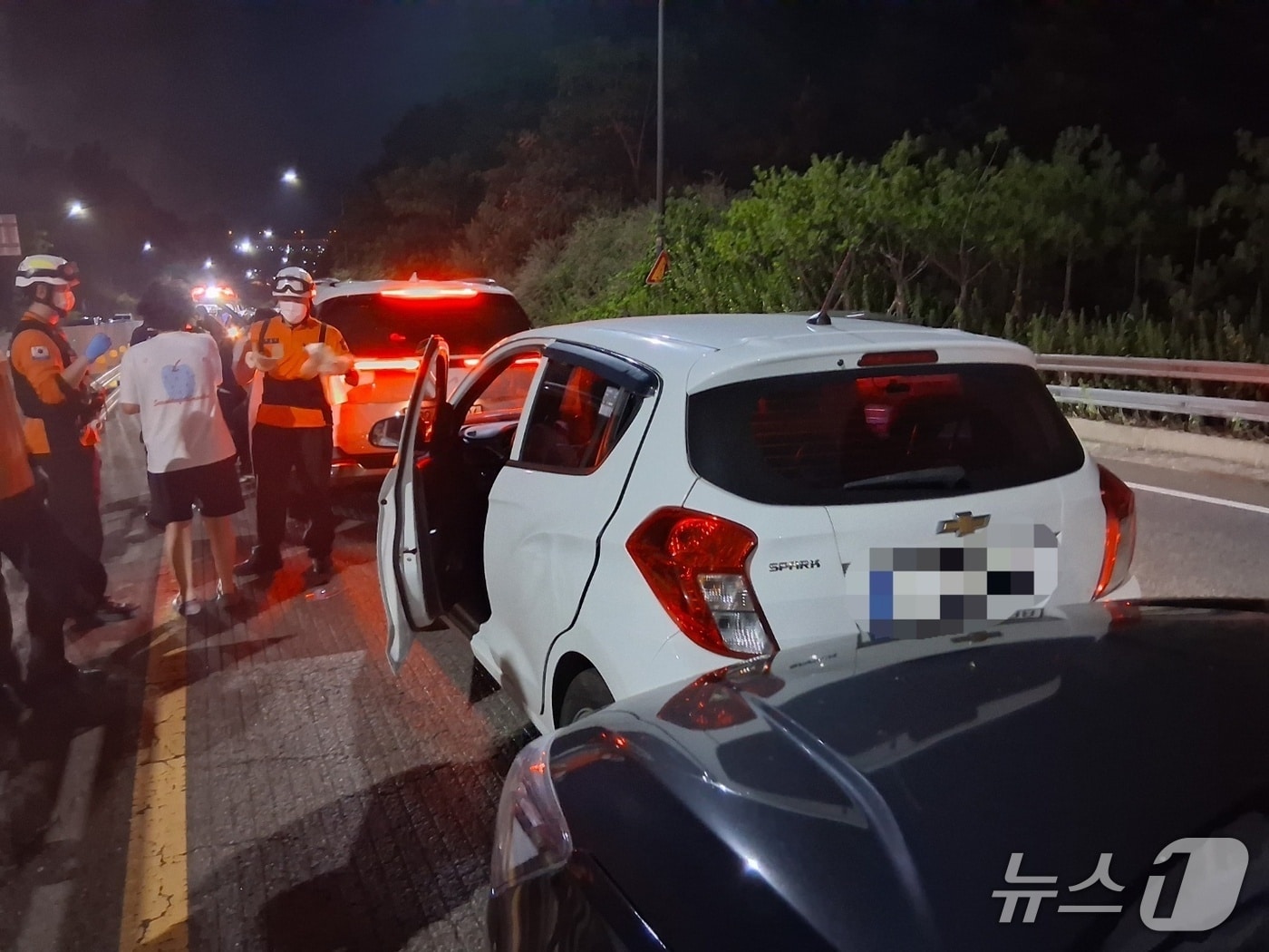 1일 오후 9시께 경기 의정부시 장암동 동부간선도로 진입로에서 일어난 7중 추돌사고. (사진제공=경기도북부소방재난본부)