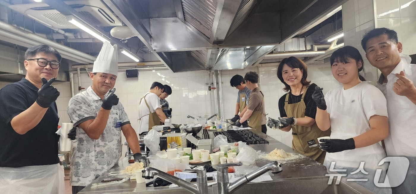 우송정보대학 평생교육원이 제면 분야 전문 인력 양성을 위한 '제1기 우송 제면(製麵) 마스터 아카데미'를 마무리했다.(우송정보대학 제공. 재판매 및 DB금지)/뉴스1