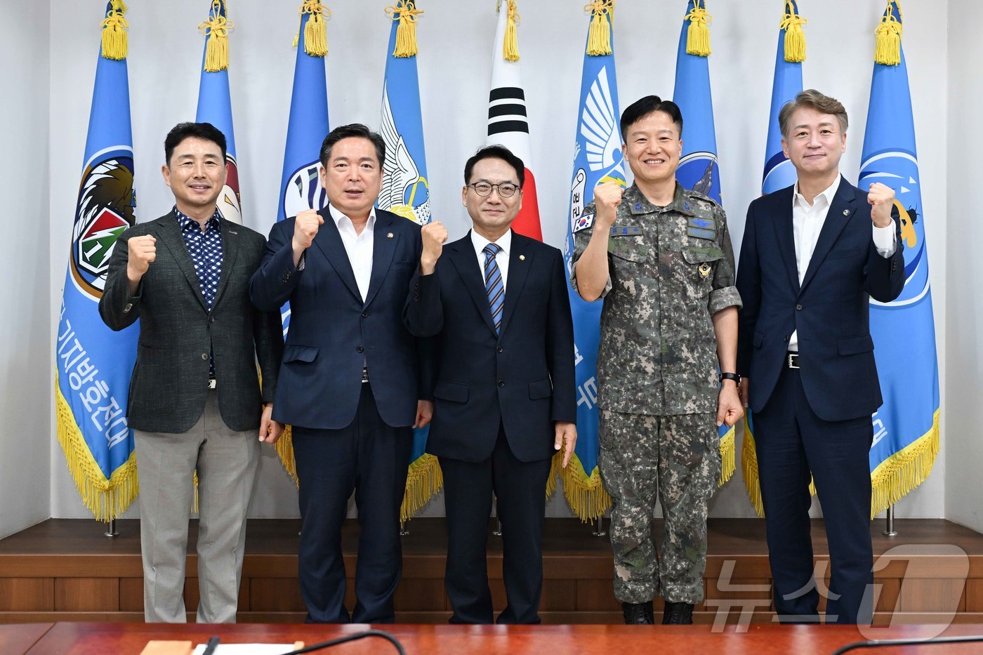 이남오 전남광주 함평군수(왼쪽 1번째)가 박선원 국회의원, 김병내 광주 남구청장, 김이강 광주 서구청장, 김중수 공군 제1전투비행단장 등과 7일 광주 공군제1전투비행단에서 간담회를 갖고 군공항 이전 현안을 논의했다.(함평군 제공. 재배포 및 DB 금지)