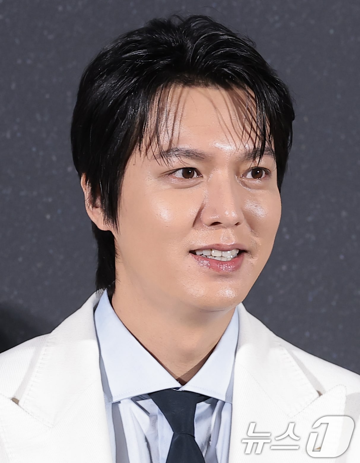 배우 이민호가 10일 오전 서울 용산구 CGV 용산아이파크몰에서 열린 영화 '암살자(들)' 제작보고회에 참석해 미소를 짓고 있다. '암살자(들)'은 1974년 8월 15일, 대한민국을 충격에 빠뜨린 영부인 저격 사건의 의혹과 배후를 추적하는 이야기를 그린 작품이다. 2026.8.10 ⓒ 뉴스1 권현진 기자