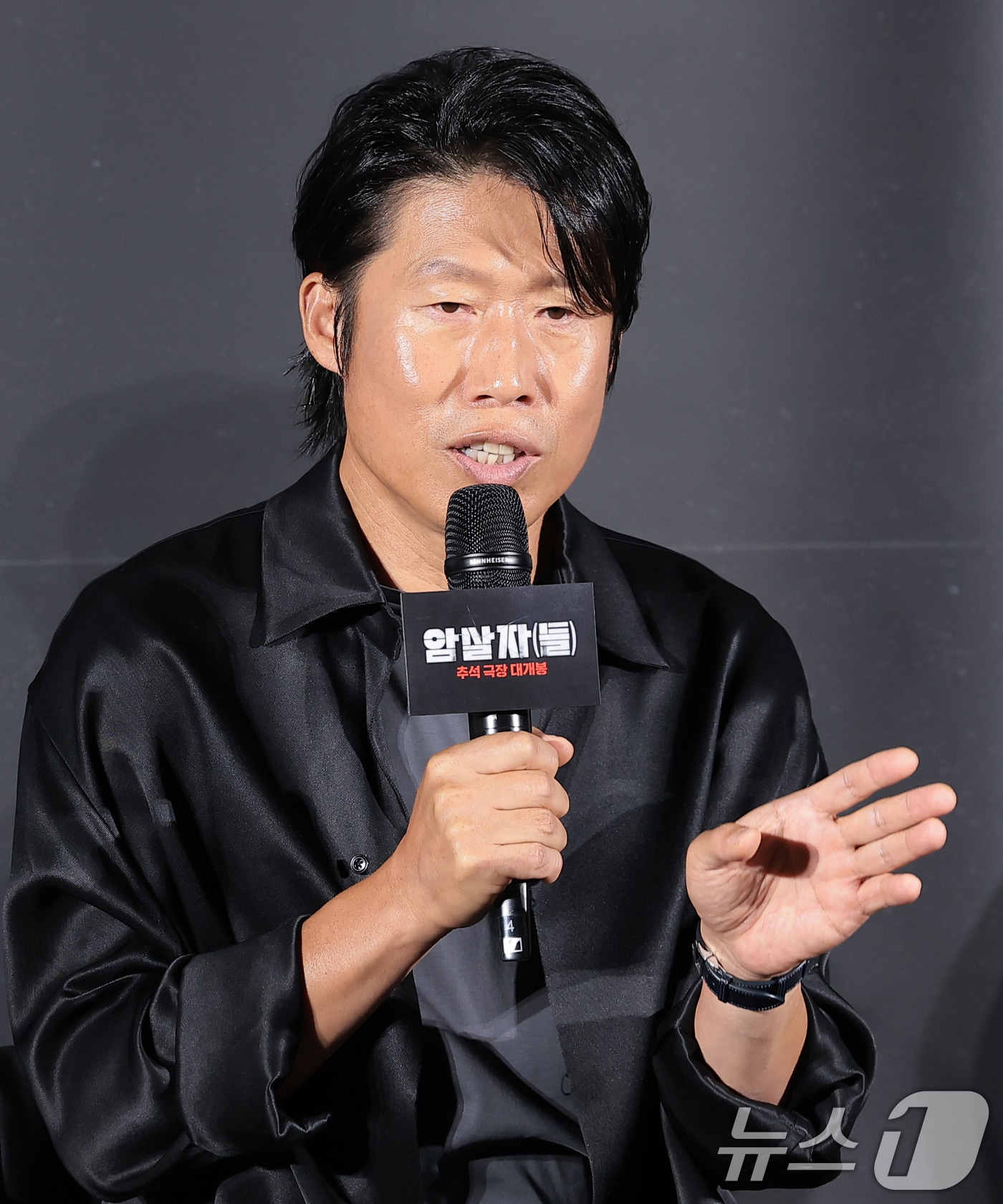 배우 유해진이 10일 오전 서울 용산구 CGV 용산아이파크몰에서 열린 영화 '암살자(들)' 제작보고회에 참석해 캐릭터 설명을 하고 있다. '암살자(들)'은 1974년 8월 15일, 대한민국을 충격에 빠뜨린 영부인 저격 사건의 의혹과 배후를 추적하는 이야기를 그린 작품이다. 2026.8.10 ⓒ 뉴스1 권현진 기자