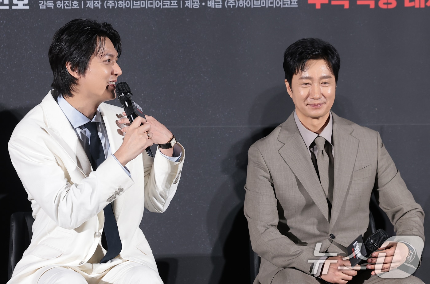 배우 이민호(왼쪽)가 10일 오전 서울 용산구 CGV 용산아이파크몰에서 열린 영화 '암살자(들)' 제작보고회에 참석해 박해일과의 호흡에 대해 이야기 하고 있다. '암살자(들)'은 1974년 8월 15일, 대한민국을 충격에 빠뜨린 영부인 저격 사건의 의혹과 배후를 추적하는 이야기를 그린 작품이다. 2026.8.10 ⓒ 뉴스1 권현진 기자
