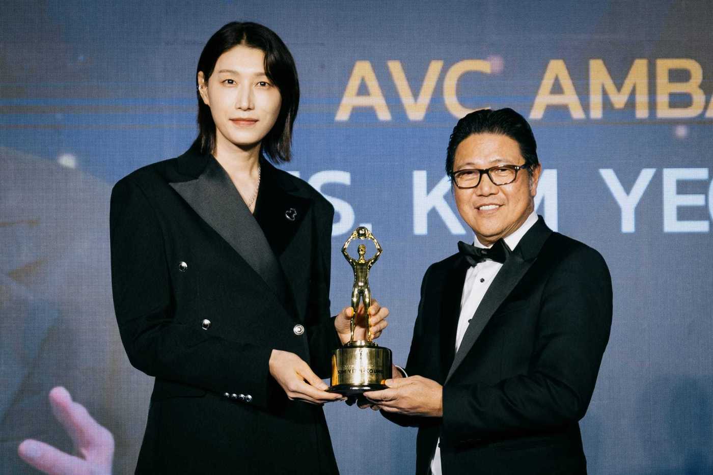 김연경이 9일(현지시간) 태국 방콕에서 열린 AVC 갈라 어워즈에서 공로상을 받고 있다. (라이언앳 제공)