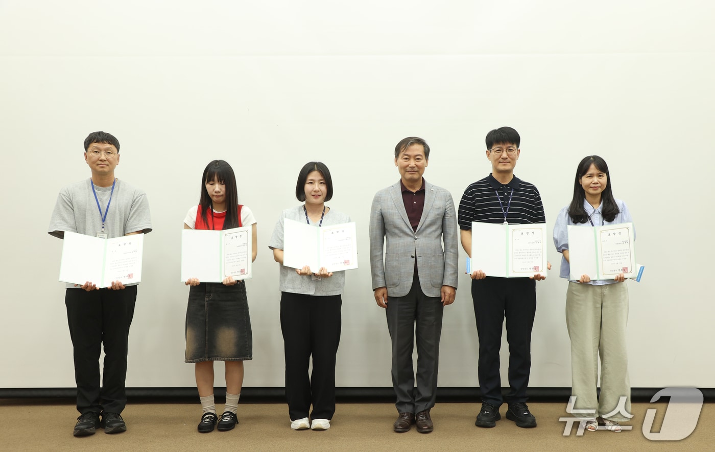 10일 전북 진안군이 적극 행정 우수공무원을 선발해 시상하고 있다.(진안군제공, 재판매 및 DB금지)