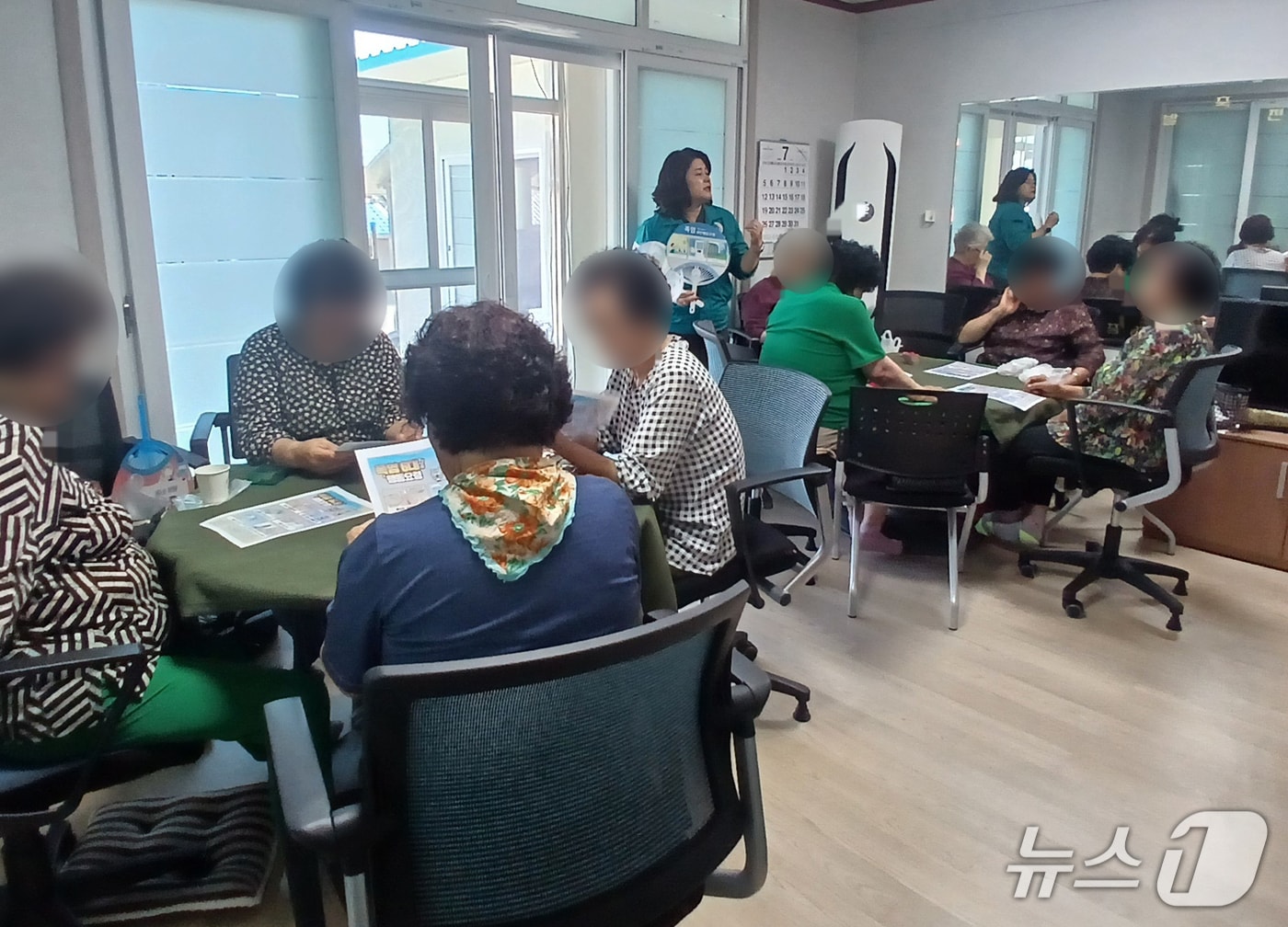 창녕군 공무원들이 지역 경로당을 방문해 폭염 예방 수칙을 홍보하고 있다.(창녕군 제공. 재판매 및 DB금지)