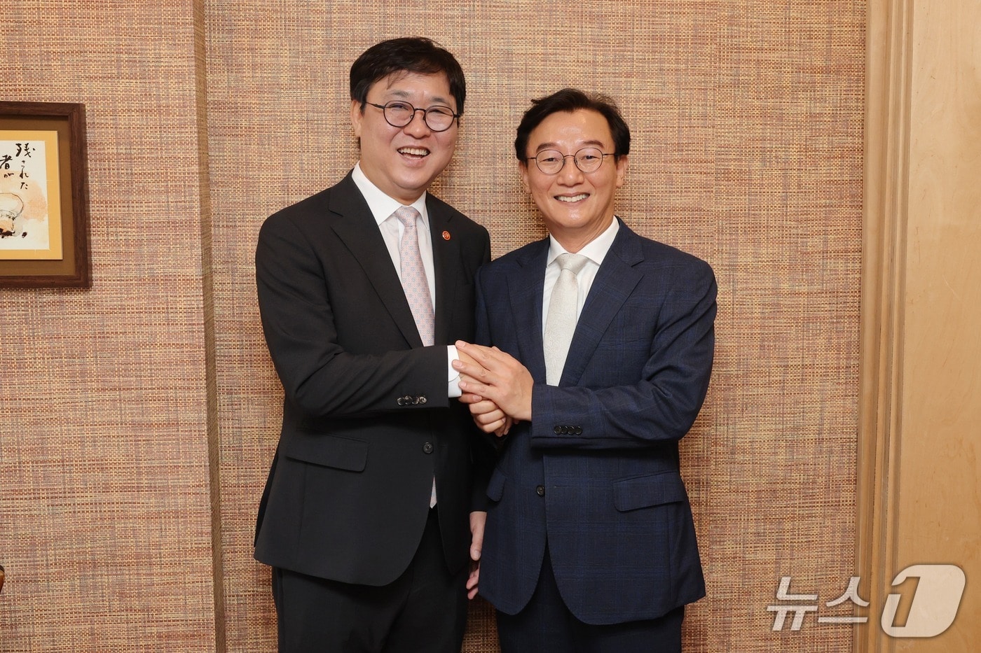전재수 부산시장(오른쪽)과 최휘영 문화체육관광부 장관이 부산 해운대구의 한 식당에서 만나 인사하고 있다. (부산시 제공. 재판매 및 DB금지)