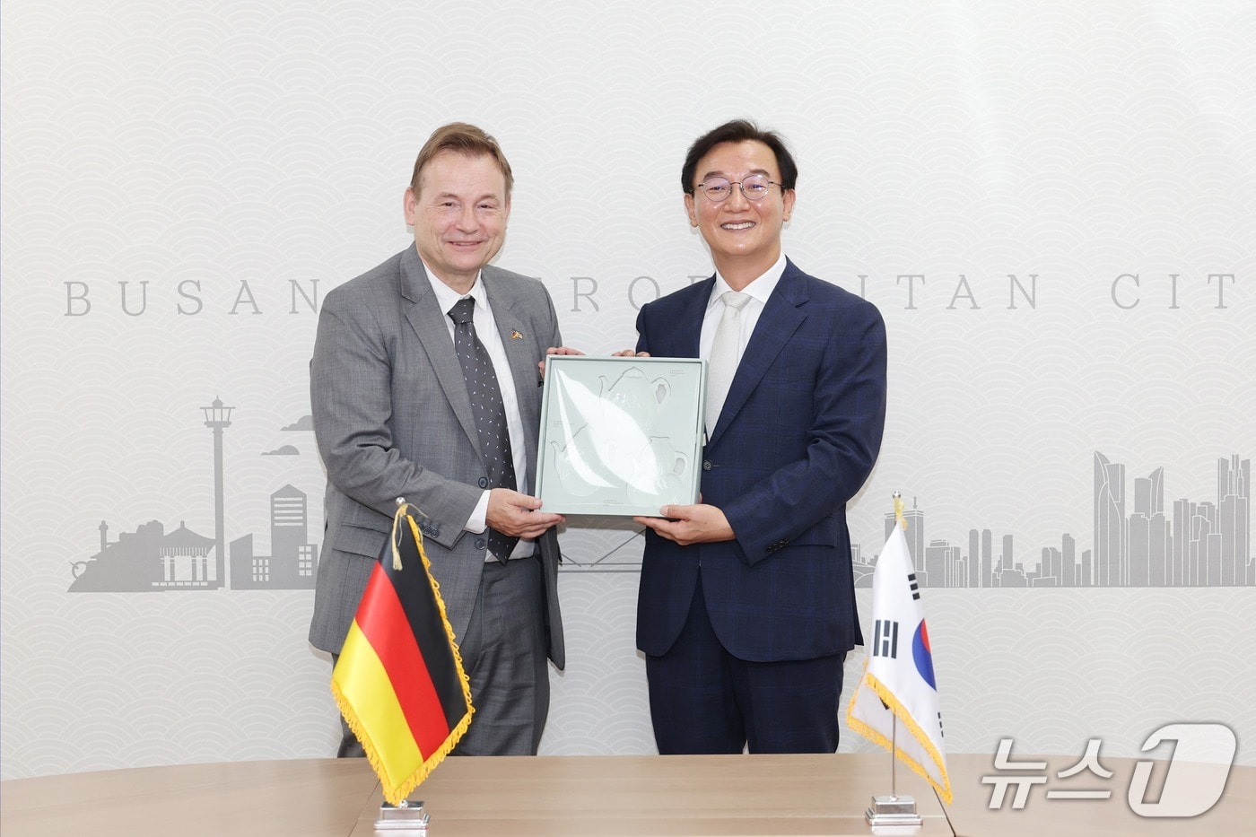 전재수 부산시장과 게오르크 빌프리드 슈미트 주한독일대사가 지난 부산시청 국제의전실에서 기념촬영을 하고 있다. (부산시 제공. 재판매 및 DB금지)
