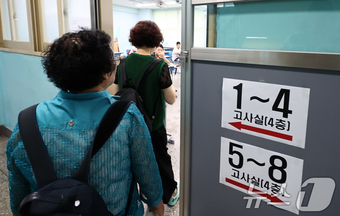 지난 11일 오전 서울 용산구 선린중학교에 마련된 2025년도 제2회 초등학교 졸업학력 검정고시 고사장에서 수험생들이 고사장으로 향하고 있다. 2026.8.11 ⓒ 뉴스1 최지환 기자
