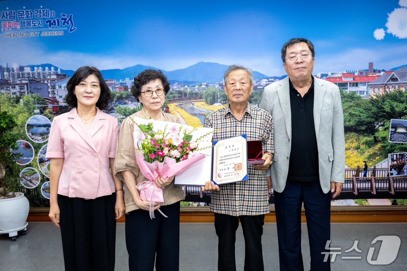 독립유공자 고 최일신 유족에 대통령 표창 전수식.(제천시 제공. 재판매 및 DB금지)/