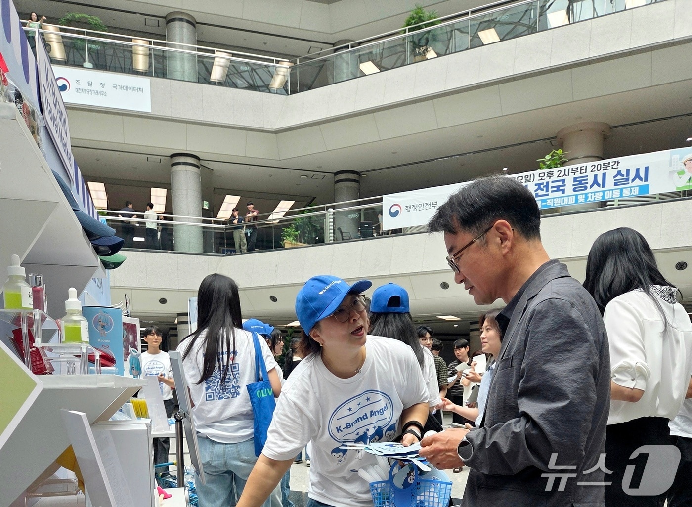정연우 지식재산처 차장이 관계자로부터 위조상품 유통 문제에 대한 설명을 듣고 있다. (지식재산처 제공. 재판매 및 DB금지)/뉴스1