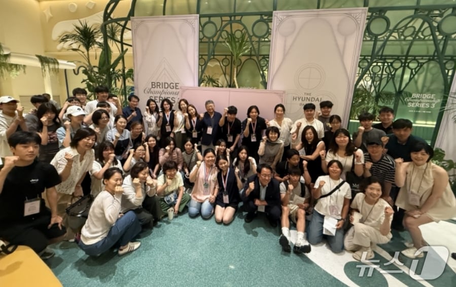 더현대 대구에서 열린 제3회 대구·경북 브리지 페어 토너먼트 참가자들이 파이팅을 외치고 있다.(더현대 대구 제공, 재판매 및 DB 금지)