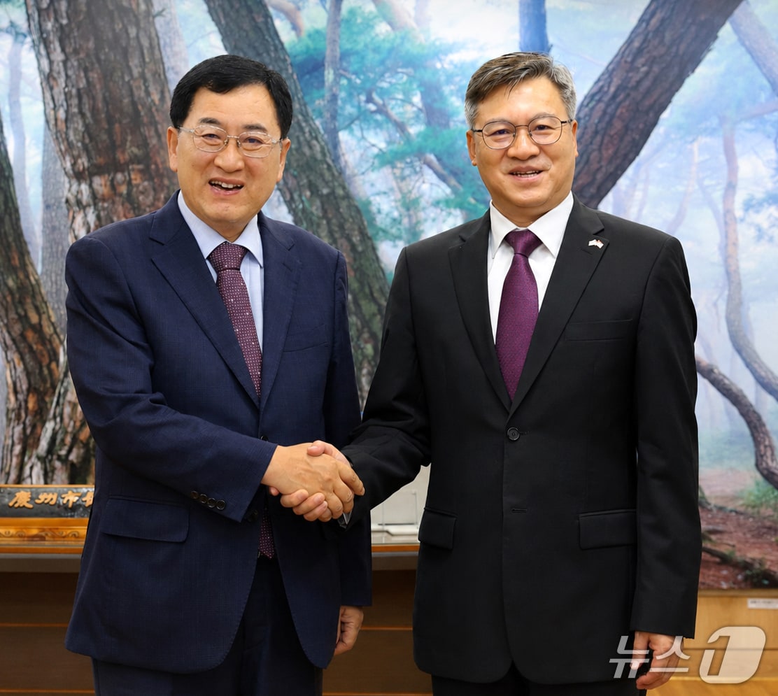 주낙영 경북 경주시장(왼쪽)이 11일 경주시를 방문한 천르뱌오 주부산 중국총영사와 악수하고 있다. 경주시와 '2026 APEC 개최도시'인 중국 선전시는 교류를 확대하기로 했다. (경주시 제공, 재판매 및 DB금지) 2026.8.11/뉴스1