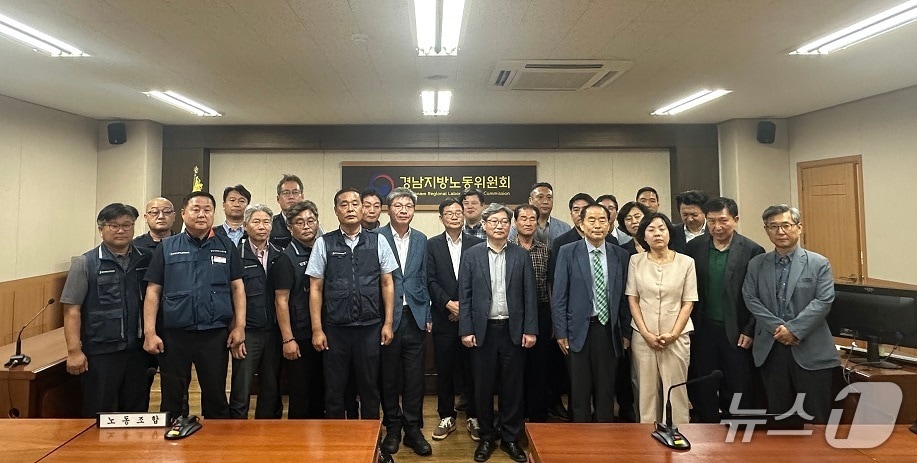 창원 시내버스 노사 관계자들이 지난 8일 경남지방노동위원회에서 열린 사전조정에서 임급협상에 합의한 뒤 기념사진을 촬영하고 있다.(창원시 제공. 재판매 및 DB금지)
