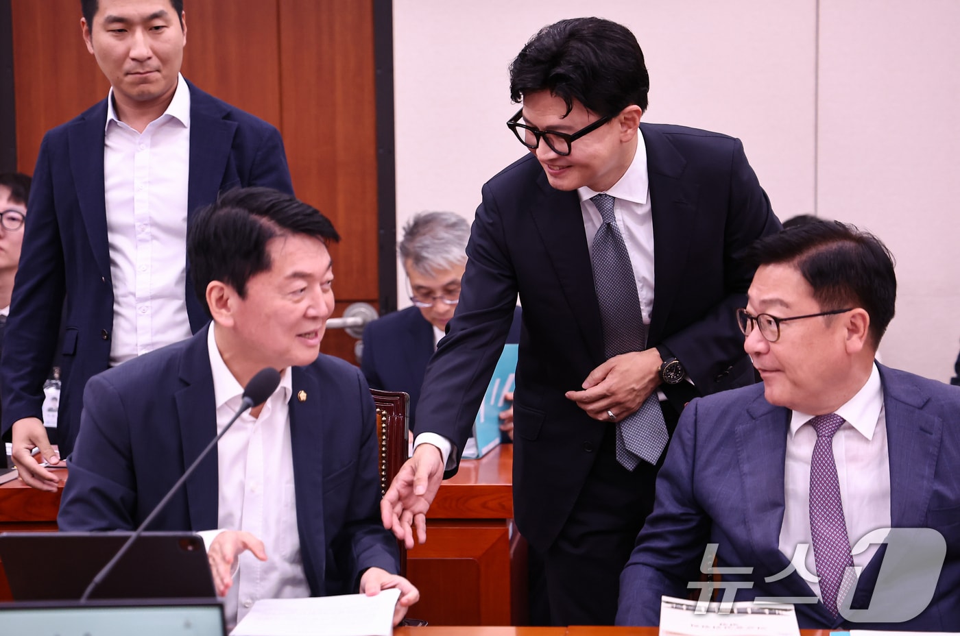 한동훈 무소속 의원과 안철수 국민의힘 의원이 지난 11일 서울 여의도 국회에서 열린 외교통일위원회 전체회의에서 인사를 나누고 있다. 2026.8.11 ⓒ 뉴스1 김도우 기자