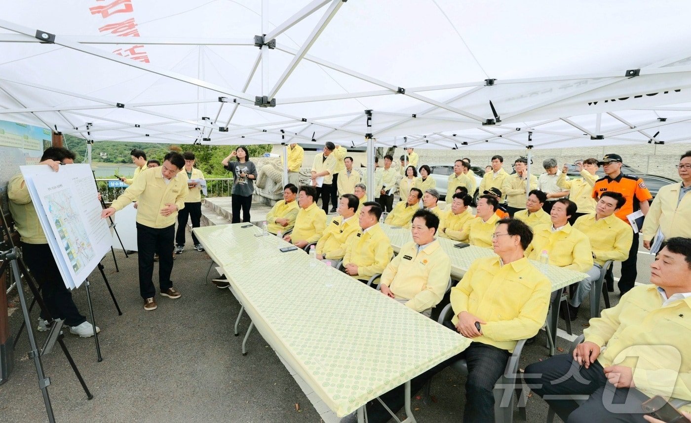 경북도의회는 12일 의장단과 상임위원장, 경주지역 도의원들이 경주 덕동댐을 찾아 폭염·가뭄 피해와 용수 공급 상황을 점검했다./뉴스1