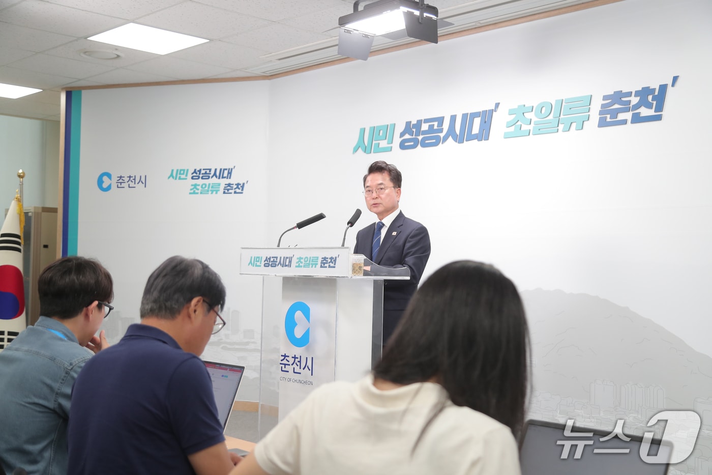 육동한 춘천시장이 11일 시청 브리핑룸에서 기자회견을 갖고 교육부의 '교육혁신선도지역' 지정에 도전 계획을 발표하고 있다.(춘천시 제공, 재판매 및 DB금지)