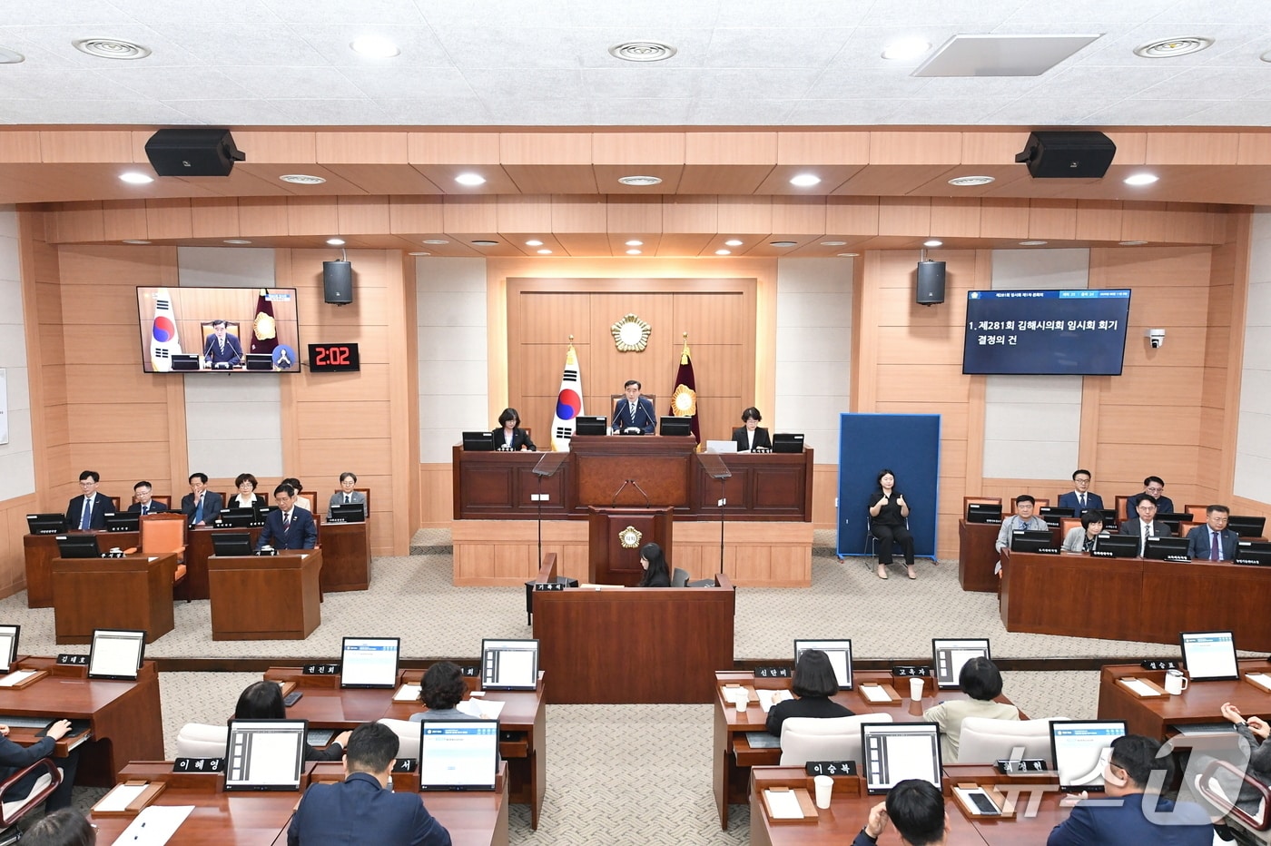 김해시의회가 11일 제281회 임시회를 열고 '김해시 민생지원금 지원 조례안'을 심의·의결하고 있다.(김해시의회 제공. 재판매 및 DB금지)