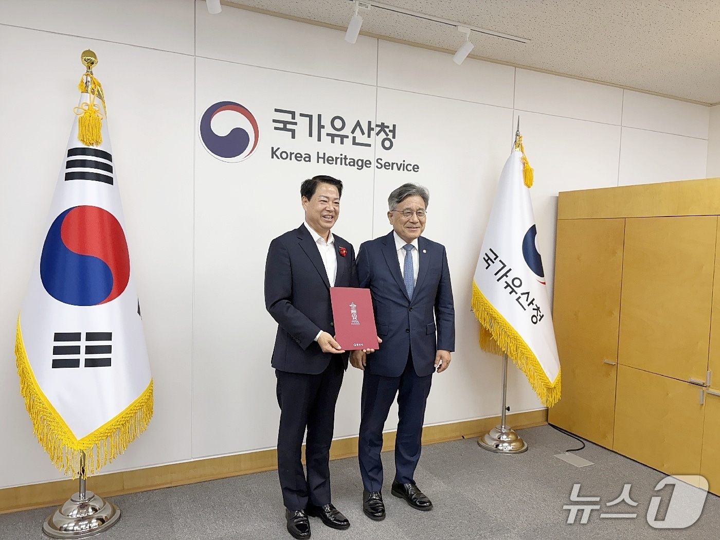 박성현 광양시장이 국가유산청을 방문해 국보 '광양 중흥산성 쌍사자 석등'의 원위치 환원 등 주요 문화유산 현안 사업에 대한 지원을 건의하고 허민 청장과 기념사진을 촬영했다(광양시 제공)