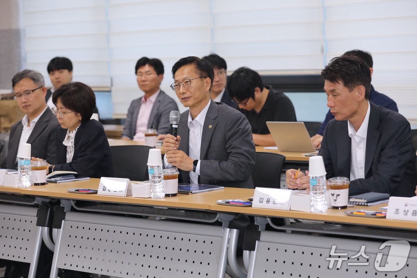 김용선 지식재산처장(앞줄 왼쪽에서 3번째)이 ‘기술유출·탈취 대응 전문가 자문위원회 출범식’에서 인사말을 하고 있다.(지식재산처 제공. 재판매 및 DB금지)/뉴스1