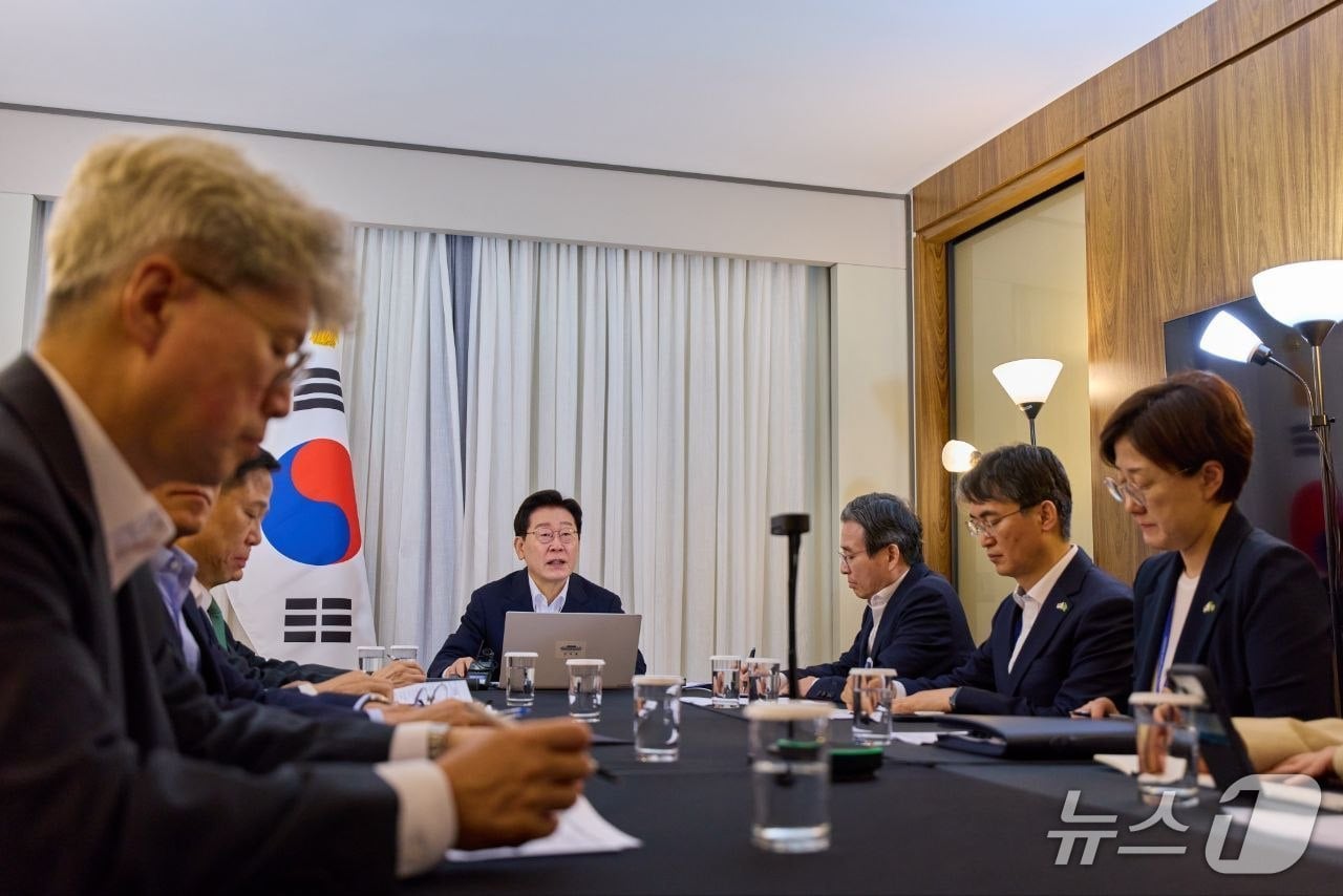 이재명 대통령 남미 순방 중 화상 수석보좌관회의에 참석한 김상호 춘추관장(왼쪽 맨 앞)