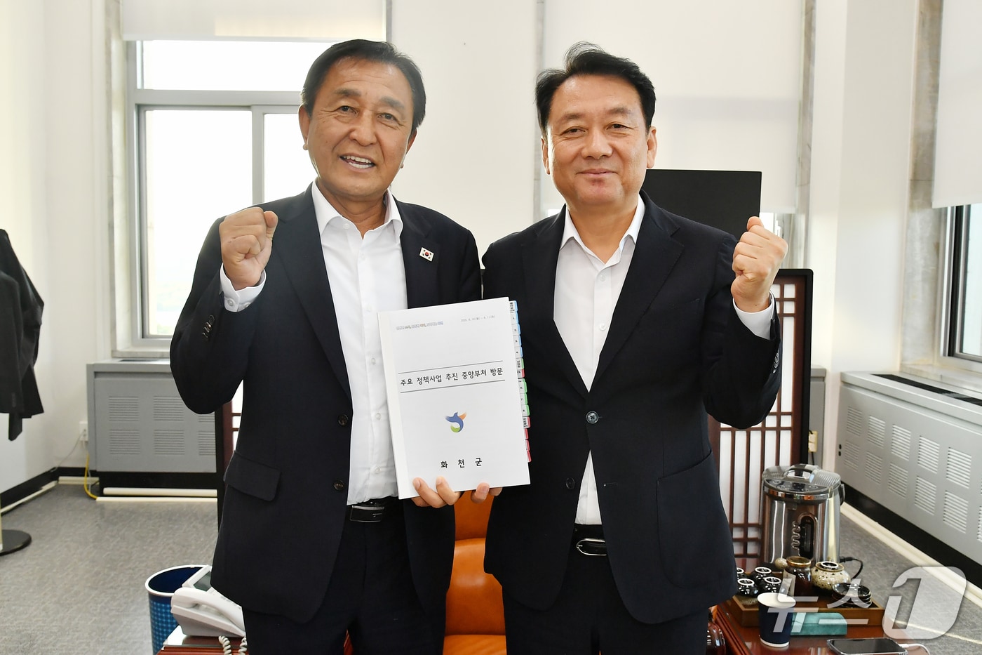 김세훈 화천군수가 지난 11일 국회를 찾아 이광재 예결위원장에게 지역 현안 해결을 위한 관심과 지원을 당부한 뒤 기념촬영했다.(화천군 제공, 재판매 및 DB금지)
