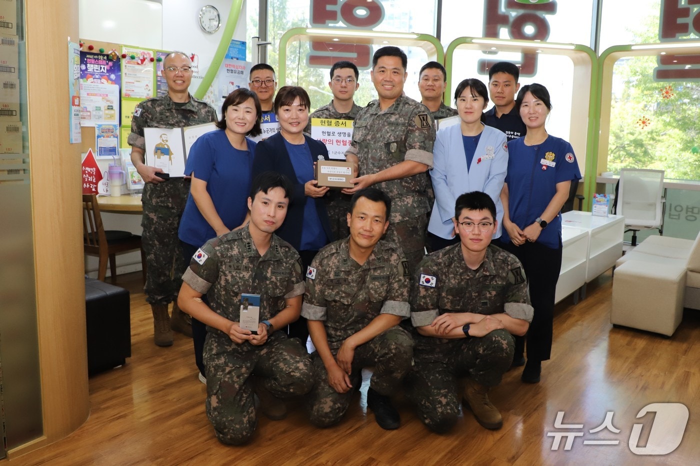 지난 11일 헌혈의 집 일산센터에서 1군수지연여단 장병과 군무원들이 헌혈증 기부행사를 갖고 기념촬영을 하고 있다. (1군수지연여단 제공, 재판매 및 DB금지)