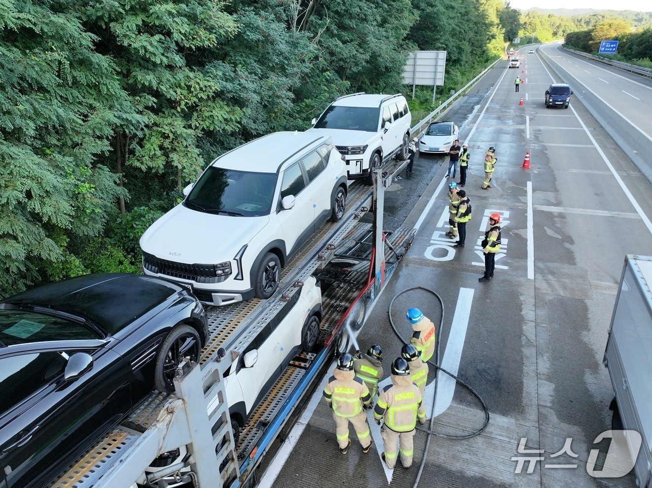 금산 대전통영고속도로 차량 화재 현장. (금산소방서 제공, 재판매 및 DB금지) / 뉴스1