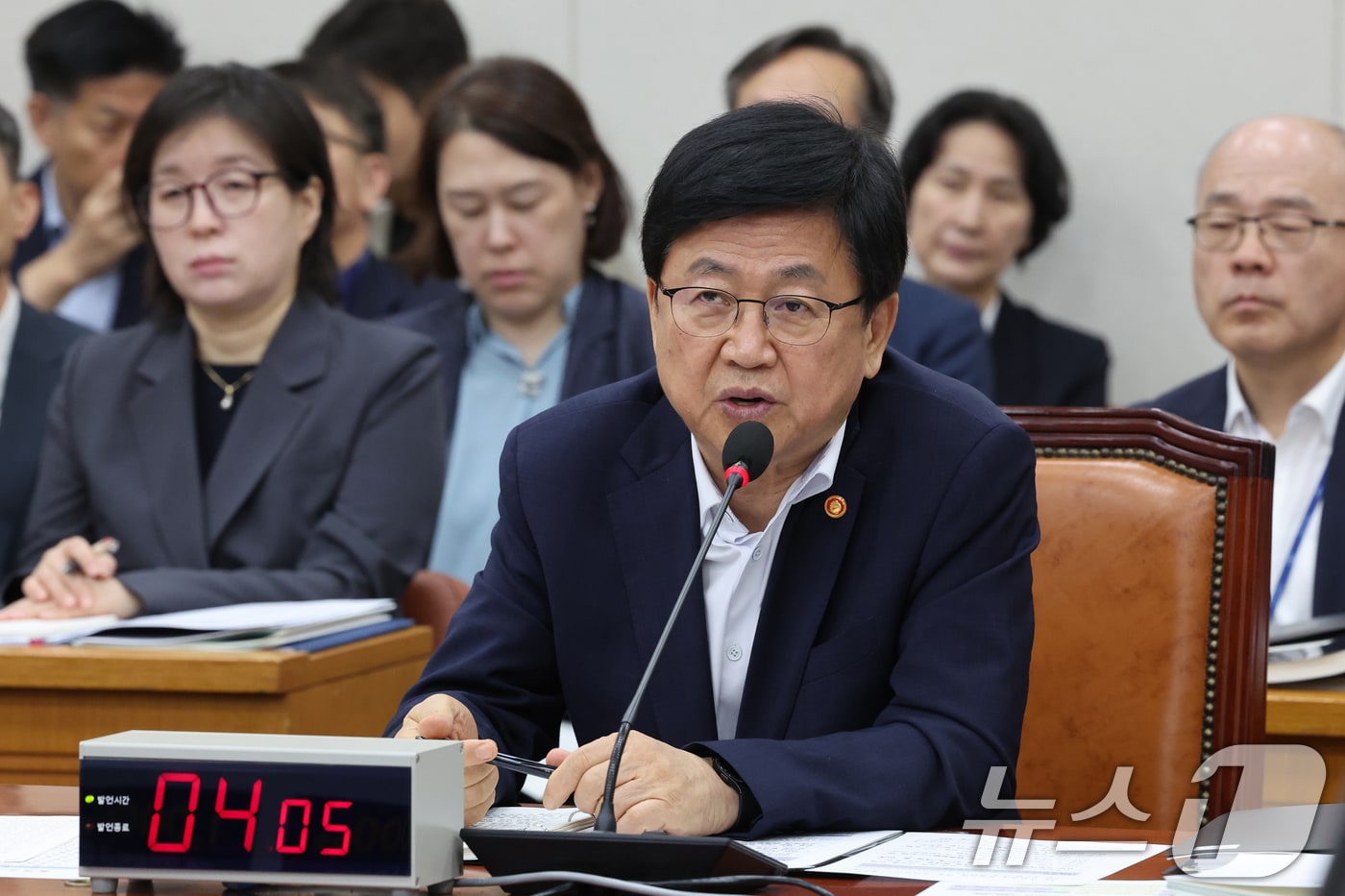 최교진 교육부 장관이 12일 오전 서울 여의도 국회에서 열린 교육위원회 전체회의에서 의원 질의에 답하고 있다. 2026.8.12 ⓒ 뉴스1 황기선 기자