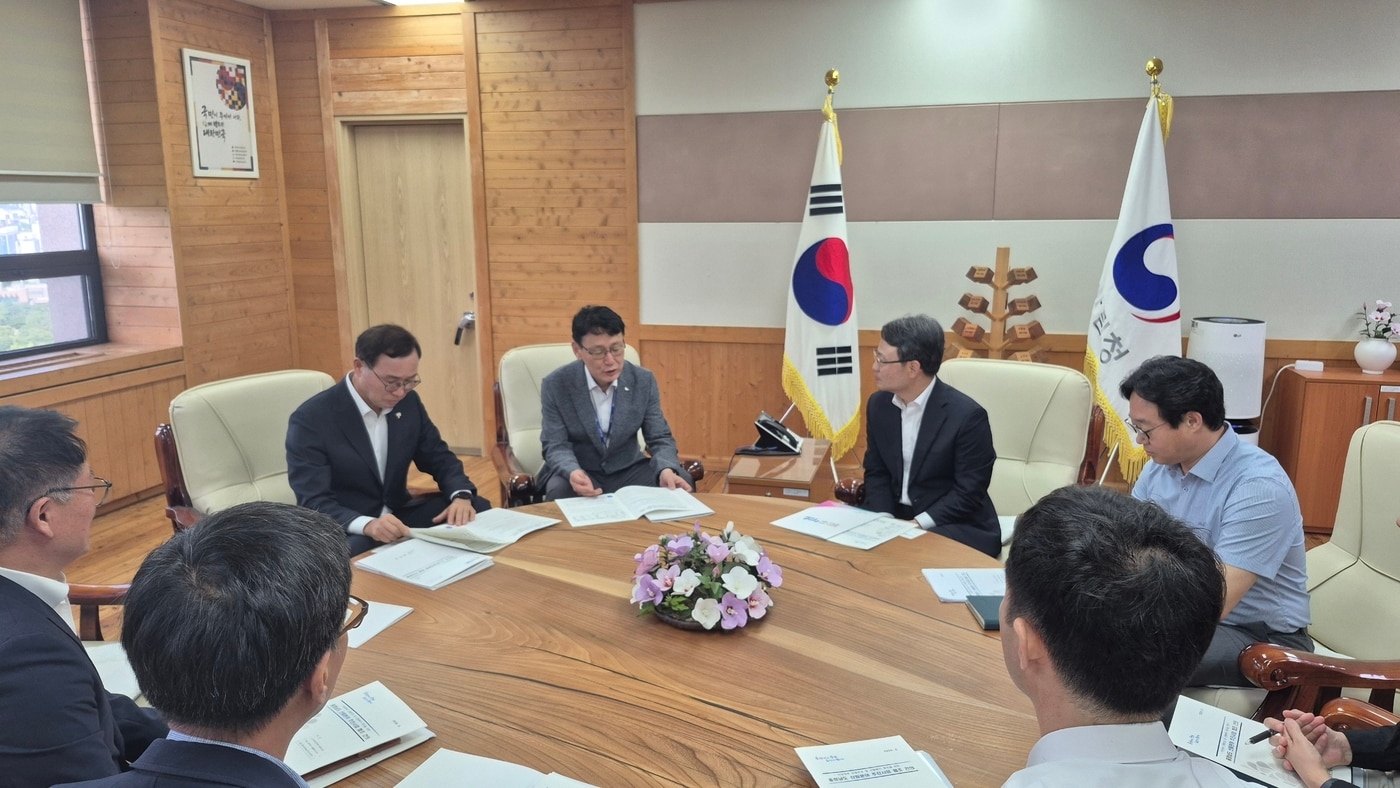 홍종완 충남도 행정부지사(가운데 왼쪽)가 박은식 산림청장(가운데 오른쪽)을 만나 내년도 소나무재선충병 방제비 지원 등을 요청하고 있다.(도 제공. 재판매 및 DB금지)/뉴스1