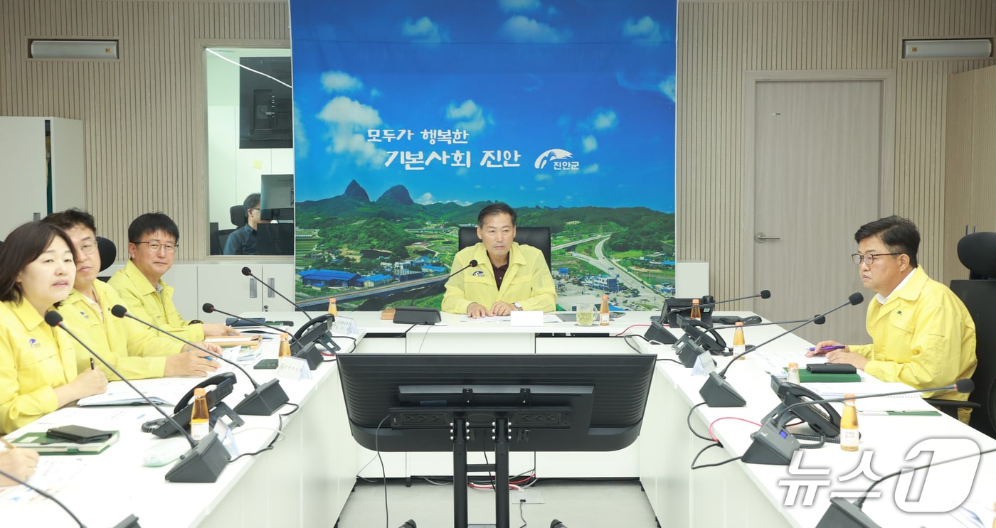 12일 전북 진안군이 재난안전상황실에서 전춘성 군수 주재로 최근 이어지고 있는 폭염과 가뭄에 대응하기 위한 대책회의를 갖고 있다.(진안군제공, 재판매 및 DB금지)2026.8.12/뉴스1