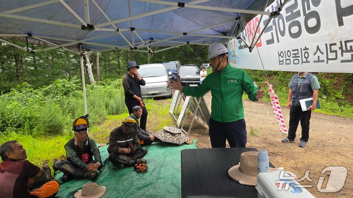 남송희 동부지방산림청장이 근로자를 대상으로 안전관리를 당부하고있다.(동부산림청 제공, 재판매 및 DB 금지) 2026.8.12/뉴스1