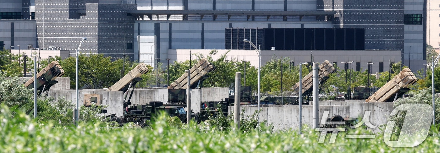 북한이 12일 동해상으로 단거리탄도미사일(SRBM) 1발을 발사했다. 북한의 탄도미사일 발사는 지난 6일 SRBM 1발을 쏜 이후 엿새만이자, 올해 들어 11번째다. 사진은 이날 경기 평택시 팽성읍 주한미군기지 캠프 험프리스에 방공 무기체계인 패트리엇 미사일이 배치되어 있는 모습. 2026.8.12 ⓒ 뉴스1 김영운 기자