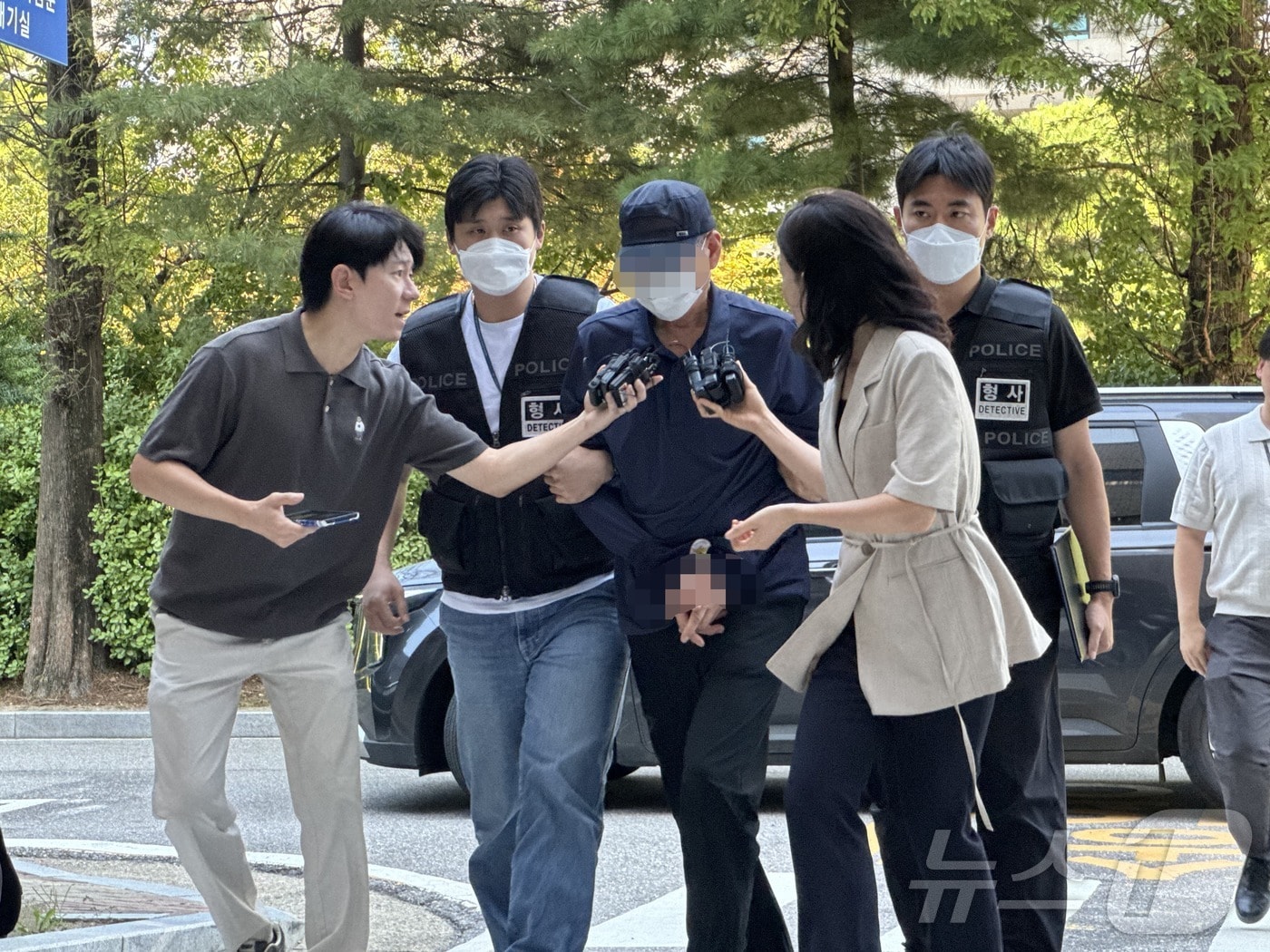 성폭력범죄의 처벌 등에 관한 특례법상 장애인 준강간 혐의를 받는 60대 남성 A 씨는 12일 오후 2시쯤 영장심사를 받기 위해 인천지법에 모습을 드러냈다.2026.8.12 ⓒ 뉴스1 박소영 기자