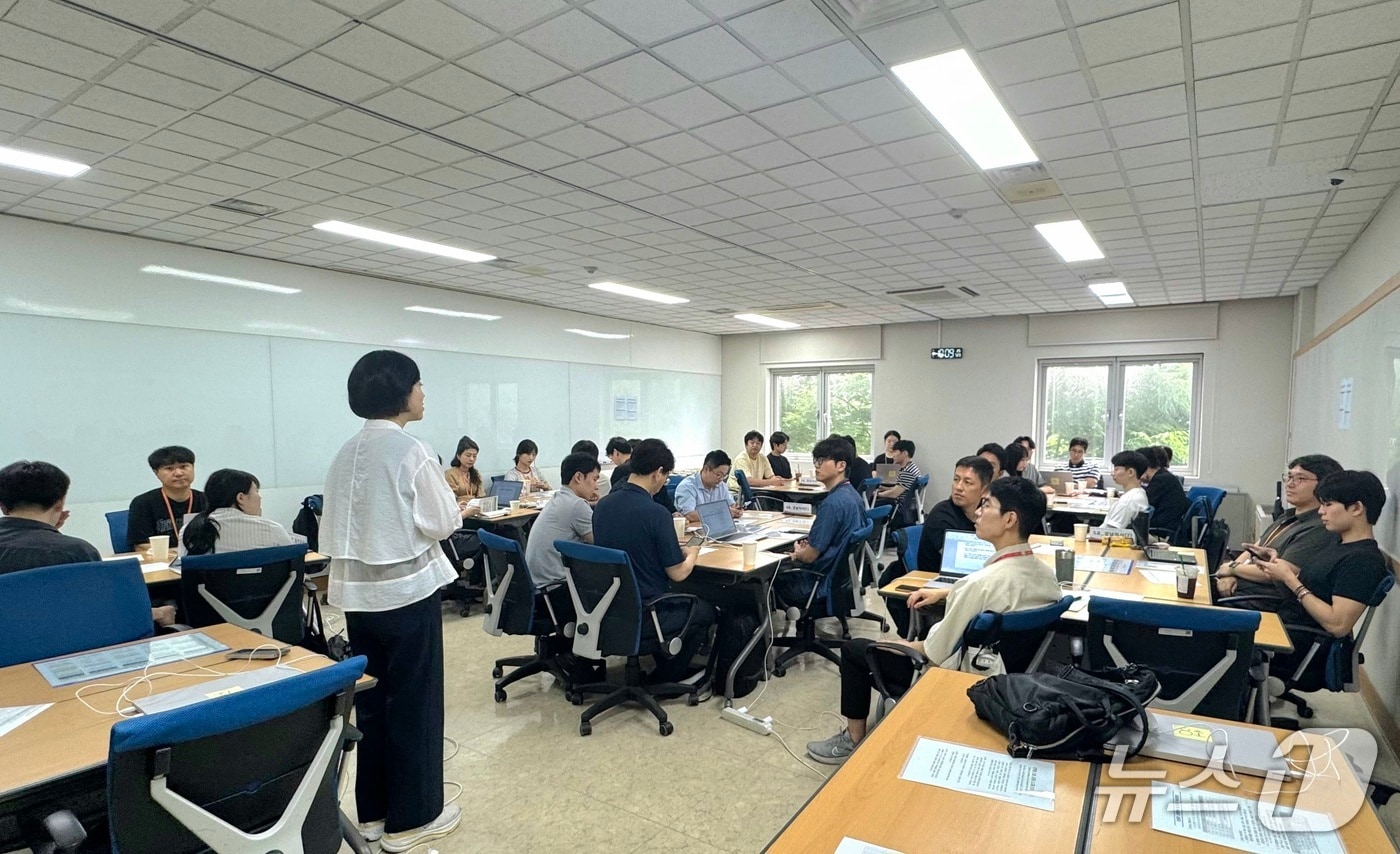 강진 한국지역난방공사 경영지원본부장이 인사제도 개선에 대한 직원들의 의견을 수렴하는 시간을 가지고 있다. (한난 제공) /2026.8.12/