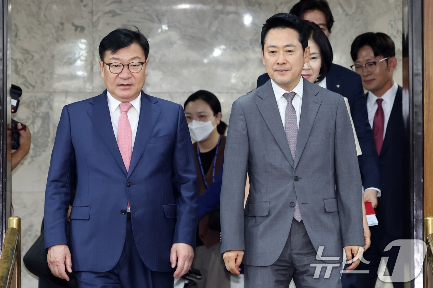 장동혁 국민의힘 대표와 정점식 원내대표가 12일 오후 서울 여의도 국회에서 열린 보완수사권 폐지로 인한 여성안전 공백, 누가 국민을 지킬 것인가?' 토론회에 참석하고 있다. 2026.8.12 ⓒ 뉴스1 황기선 기자