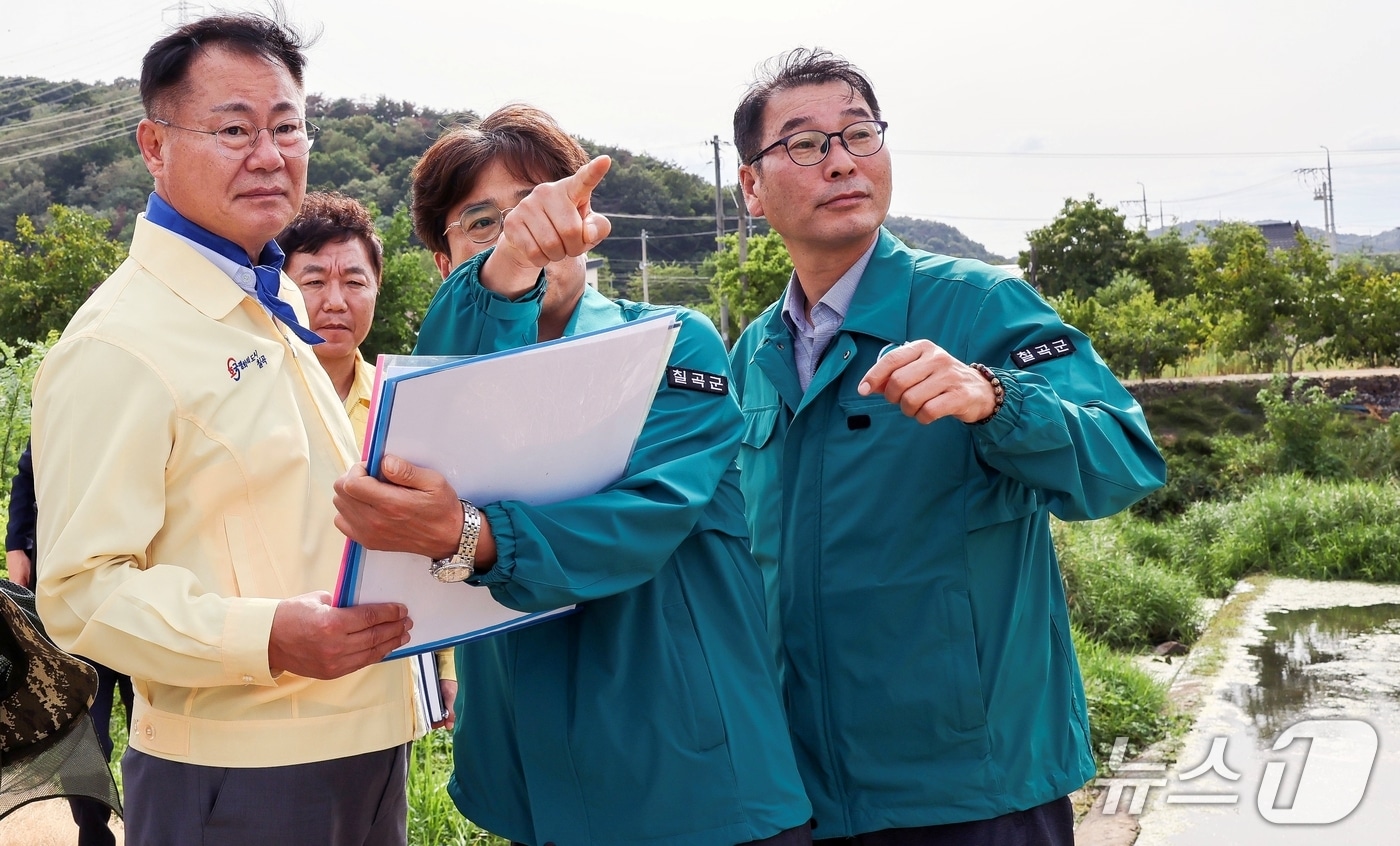 김재욱 칠곡군수가 지난 11일 가뭄 피해 현장을 살펴보고 있다.(칠곡군 제공. 재판매 및 DB금지)/뉴스1