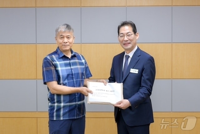 손훈모 순천시장이 7월 21일 시민사회로부터 차세대 공공자원화 시설 관련 정책토론 청구서를 접수받고 있다. (순천시 제공. 재판매 및 DB금지) ⓒ 뉴스1