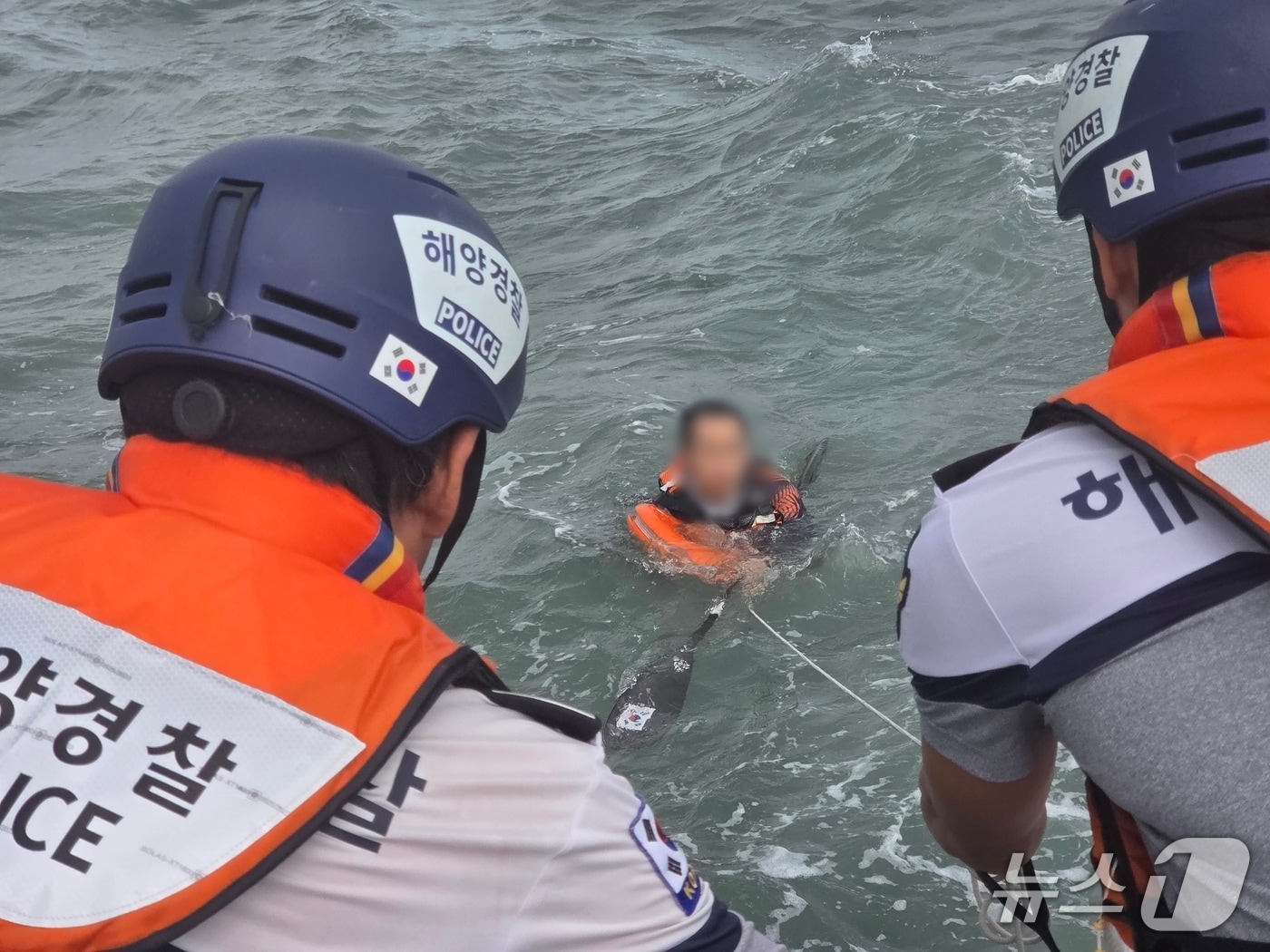 카약을 타다 송정 앞바다에 빠진 A 씨를 해경이 구조하는 모습 (해경 제공. 재판매 및 DB금지)
