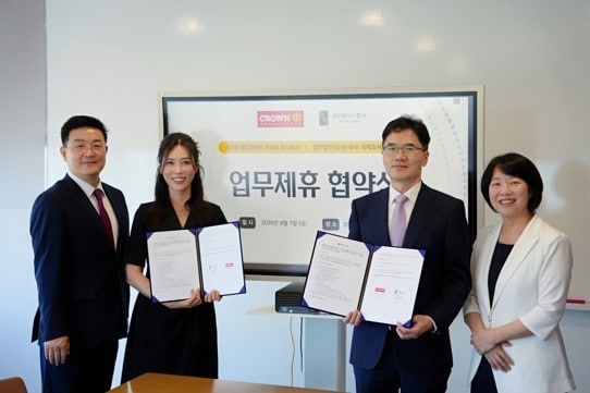 법무법인 화우 국제조세전략센터와 글로벌 모빌리티 전문기업 크라운월드와이드코리아가 외국인투자 유치 환경에 관한 정보 교류 및 공동 연구를 위한 업무협약(MOU)을 체결했다.(크라운월드와이드코리아 제공)