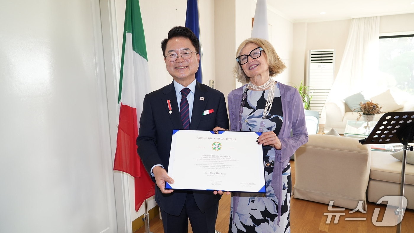 육동한 춘천시장, '이탈리아의 별 훈장(Ordine della Stella d'Italia)' 전수식.(춘천시 제공, 재판매 및 DB금지)