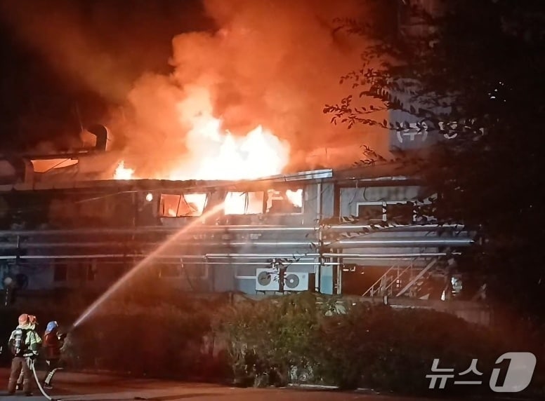 13일 오전 4시37분쯤 대구 서구 이현동의 한 섬유가공업체에서 불이 나 소방 당국이 3시간30분 만에 진화했다.(대구소방안전본부 제공. 재판매 및 DB금지)