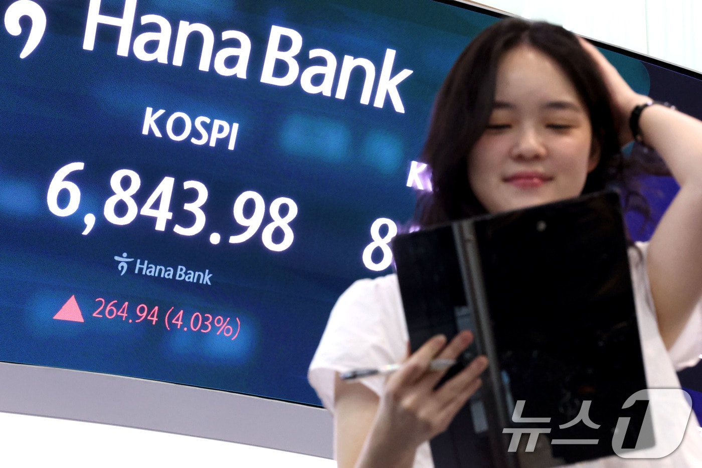 코스피가 상승 출발한 13일 오전 서울 중구 하나은행 딜링룸 현황판에 전장대비 264.94포인트(4.03%) 상승한 6,843.98을 나타내고 있다. 2026.8.13 ⓒ 뉴스1 이광호 기자