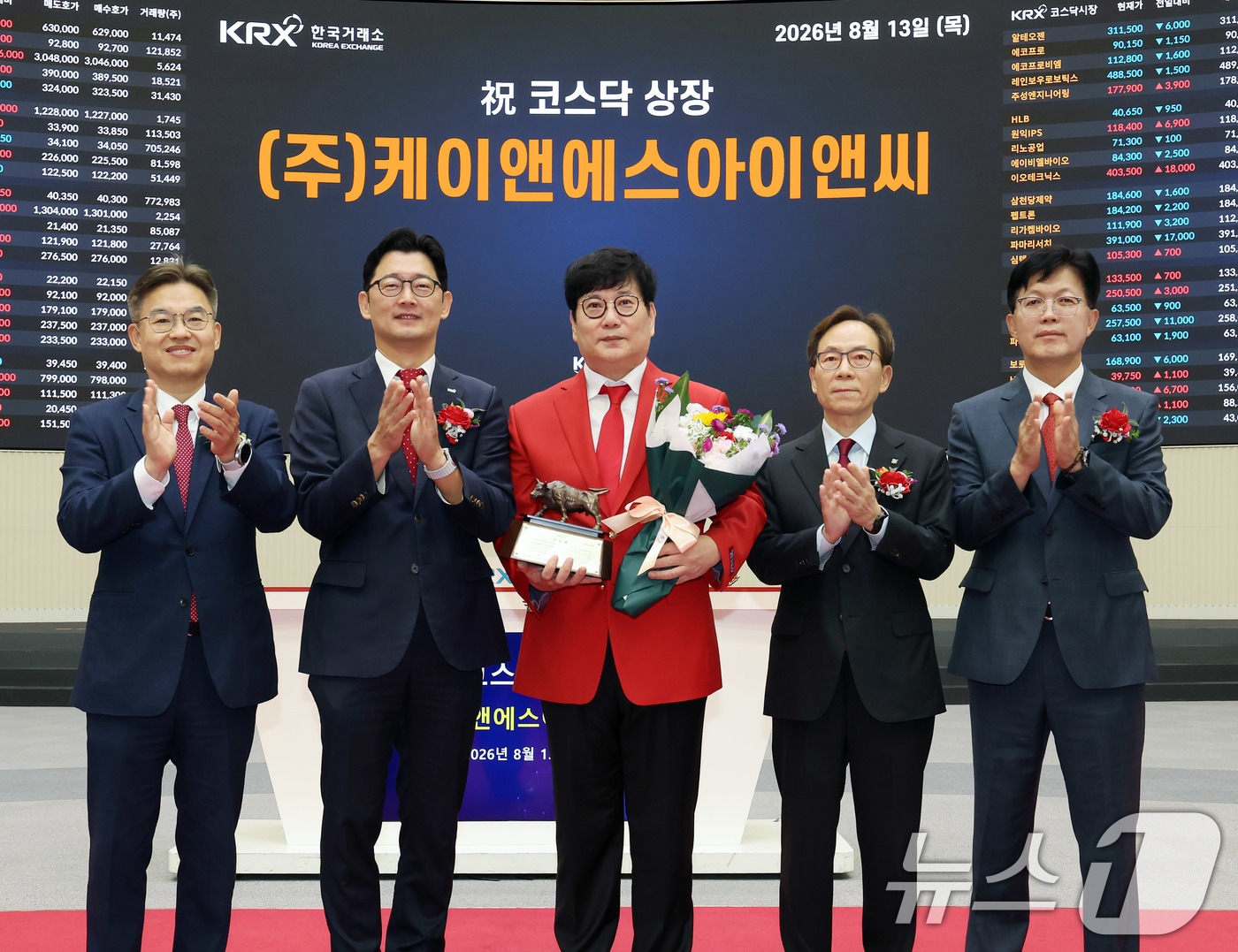 13일 오전 서울 영등포구 한국거래소에서 열린 케이앤에스아이앤씨 코스닥시장 상장기념식에서 박종식 한국IR협의회 부회장(왼쪽부터)과 최지우 한국거래소 코스닥시장본부장보, 진병욱 케이앤에스아이앤씨 대표이사, 최광진 IBK투자증권 대표이사, 안승근 코스닥협회 부회장이 기념 촬영을 하고 있다. (한국거래소 제공. 재판매 및 DB금지) 2026.8.13 ⓒ 뉴스1