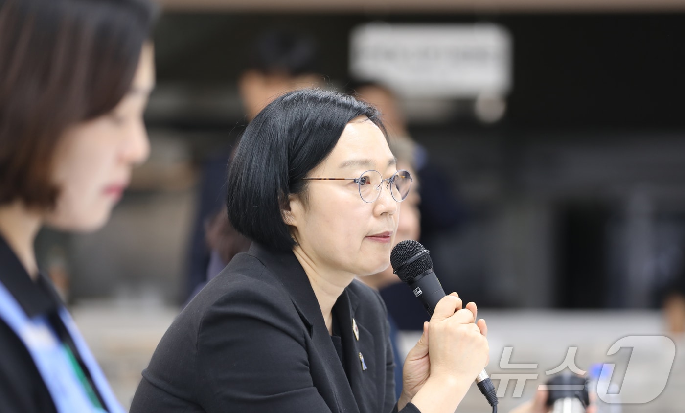 한성숙 국무총리가 13일 무안국제공항을 찾아 12·29 무안공항 제주항공 여객기 참사 유가족들과 만나고 있다. 2026.8.13 ⓒ 뉴스1 안재영 기자