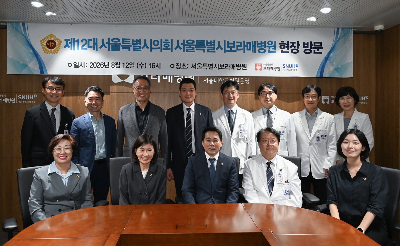임만균 서울시의장이 12일 보라매병원을 찾아 시의원, 의료진과 기념사진을 촬영하고 있다.(서울시의회 제공)
