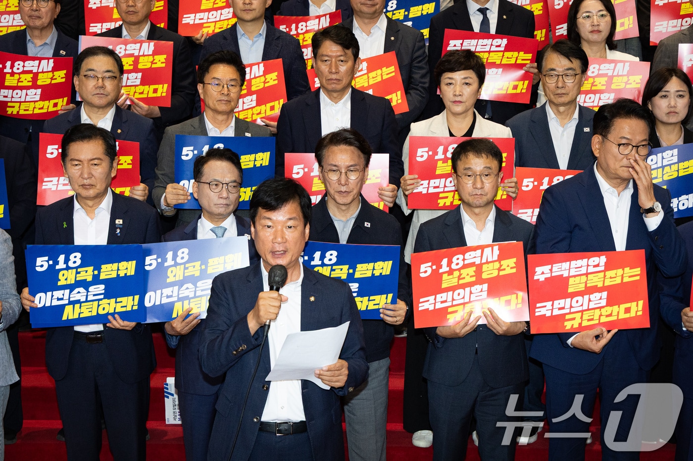 Rep. Park Kyun-tack dismisses rumors of being a Justice Minister candidate and mentions confiscation of Roh Tae-woo's slush funds