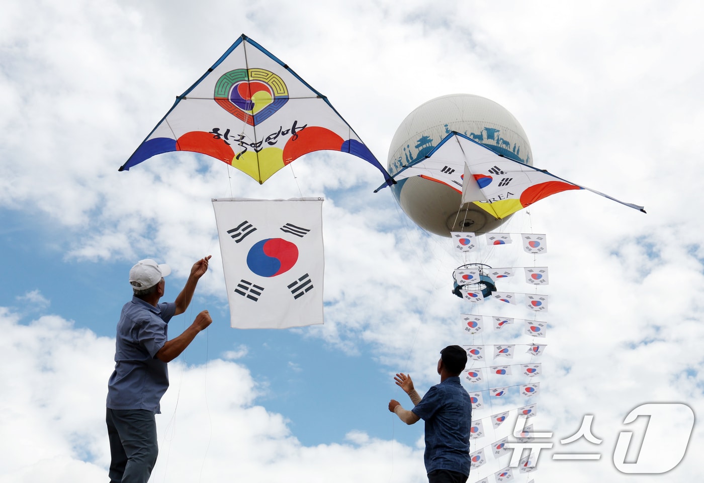 제81주년 광복절을 이틀 앞둔 13일 경기 수원시 팔달구 수원화성 창룡문에서 한국연연맹 회원들이 태극기 연을 날리고 있다. 2026.8.13 ⓒ 뉴스1 김영운 기자